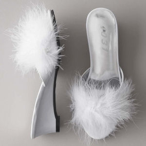Kids White Feather Shoes Size 4 NIB